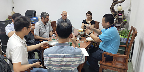 美国进出口食品餐具公司与江城旺财28交谈